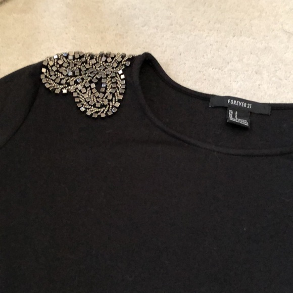 Shoulder appliqué top! - Picture 3 of 6